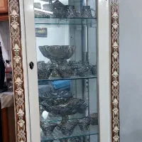 ویترین با ظروف دکوری شامپاینی