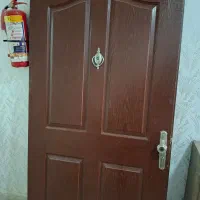 درب ورودی آپارتمان  دارای قفل و دستگیره