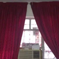 پرده تمیز قرمز