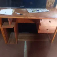 تعدادی میز تحریر کامپیوتر چوبی اداری جلسات عسلی