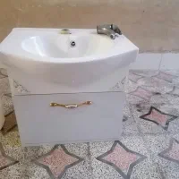 روشویی به همراه آئینه و شیر آب