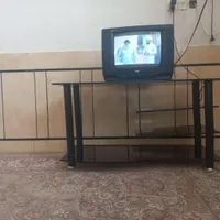 تلوزیون و میز
