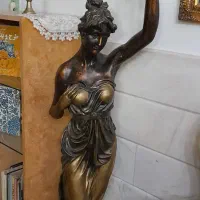 آباژور مجسمه ایستاده