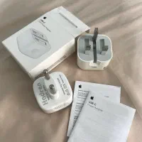 حراج اداپتور ایفون اصل در حد نو ۱/۹۸۰/۰۰۰ تومان