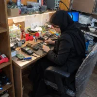 کارمند خانم مونتاژ قطعات الکترونیکی