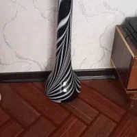 گلدان کنار سالنی با گل