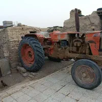 یک دستگاه تراکتور و دیسک و گاو آهن