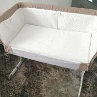 تخت کنار مادر