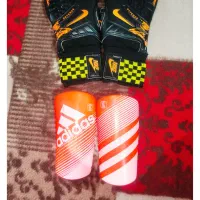 دستکش و ساق بند فوتبال