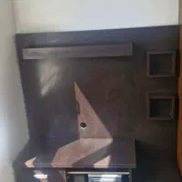 میز تلویزیون چوبی زیبا دارای قفسه و کشو و پیشخدان