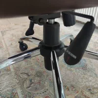 صندلی اداری کاملا سالم