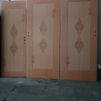 دوتا درب چوبی اتاق ویکی درب دستشویی سالم