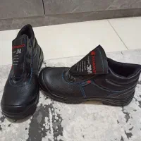 دو عدد کفش کار