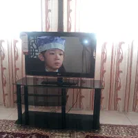 تلویزیون ۳۲اینچ ال جی با میزشیشه ای عسلی
