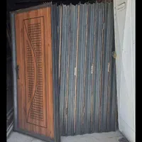 در درب چوبی اتاق با چارچوب اهنی ضخیم بادستگیره نو|مصالح و تجهیزات ساختمان|اصفهان, آبشار|دیوار