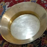 تشت بزرگ برنجی 28سانت کاملا قدیمی 4تا مارک داره