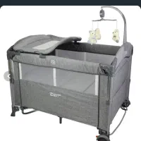 تخت و پارک  کنار مادر کول بیبی