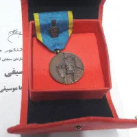 مدال قدیمی فروشی با جعبه اورجینال فروشی|کلکسیون اشیاء عتیقه|تهران, فلسطین (میدان انقلاب)|دیوار