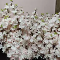 گل شکوفه ژاپنی و آینه دکوراتیو لوکس