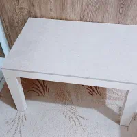 میز چوبی و لوازم دیگر ))