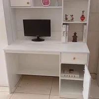 میز تحریر و کامپیوتر