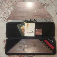 سنتور علیزاده با میز و هاردکیس