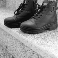 یک جفت پوتین چرم استفاده نشد و یک جفت کفش کتونی