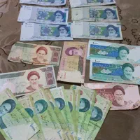 تعدادی اسکناس و سکه  ایرانی و خارجی
