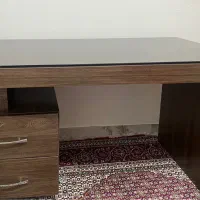 میز تحریر و کامپیوتر