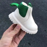 یک شاگرد جهت کار در کفش فروشی