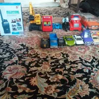 چند عدد ماشین فلزی و پلاستیکی و یک بیسیم