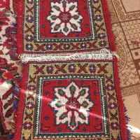 فرش دست‌بافت پادری و صندلی