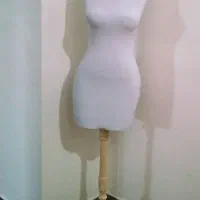 یک عدد مانکن لباس پایه چوبی