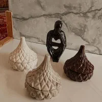 قندان و مجسمه آدمک متفکر