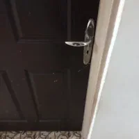 دو در چوبی با قفل ودستگیره