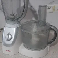 یک دستگاه غذا ساز به همراه میکسر