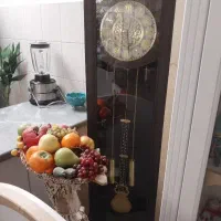 ویترین و ساعت ایستاده