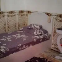 تخت یکنفره و آینه کنسول .|تخت و سرویس خواب|صحنه, |دیوار