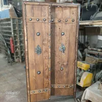 درب چوبی تزئینی و قدیمی ولی مقاوم با فرم آهنی