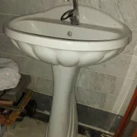 روشویی پایه دار به همراه شیر