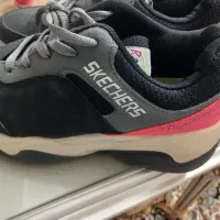 کفش اسپرت و یک جفت بوت