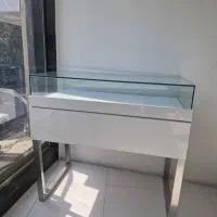 ویترین شیشه ای