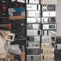 کامپیوتر کیس و مونیتور قدیمی و خراب