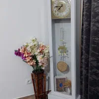 ساعت و گل وگلدان