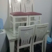 میز نهار خوری فوق العاده تمیز در حد نو