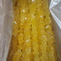 نبات شاخه زرد و سفید