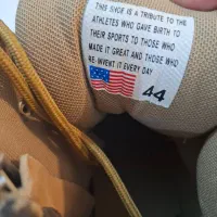 کفش ساق دار|کیف، کفش، کمربند|ساری, |دیوار