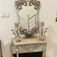 آینه و شمعدان و میز