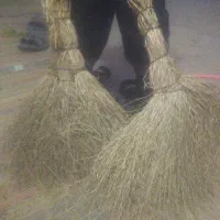جارو محلی با سیم بسته شده