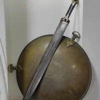 شمشیر سپر قدیمی عتیقه کلکسیونی. کلاه خود اشانتیون|کلکسیون اشیاء عتیقه|نکا, |دیوار